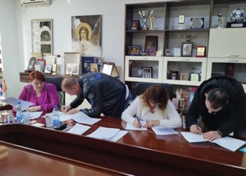 Serbët që braktisën institucionet e Kosovës nënshkruajnë kontrata – do të marrin rroga nga Serbia