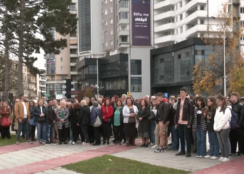 Rrahja e të moshuarës nga infermierja, protestohet dhe kërkohet drejtësi në Gjakovë