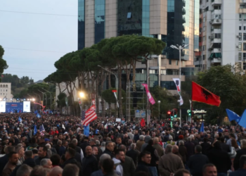Berisha e Meta i bashkohen protestuesve: Kjo është një pranverë demokratike