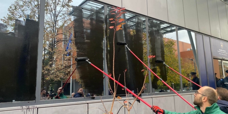 PSD-ja ngjyrosë dritaret e ndërtesës së Qeverisë me ngjyrë të zezë