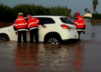 Përmbytje të mëdha në Valencia të Spanjës, njerëzit nxirren nga makinat