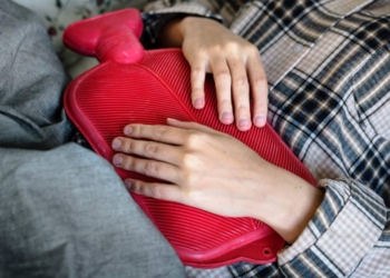 Zgjoheni me dhimbje stomaku? – Çfarë po përpiqet t’ju tregojë trupi juaj