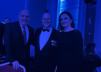 Sveçla takohet me Hovenier në ditëlindjen e marinës amerikane