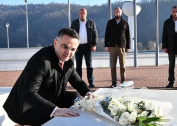 Tahiri e vizitoi varrin e heroit Zahir Pajaziti në ditën e lindjes