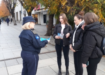 Policia nis fushatën “Ndal dhunën në familje”, shpërndan fletushka me këshilla kundër këtij fenomeni