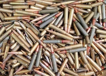 Gjatë punimeve në shtëpinë e tij një person gjen 100 fishekë