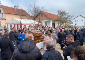 Fillon ceremonia e varrimit të 35-vjeçares së vrarë në QKUK