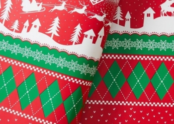 Nëna australiane bleu letër ambalazhi për Krishtlindje – por pastaj zbuloi pozën “e pakëndshme” të drerit