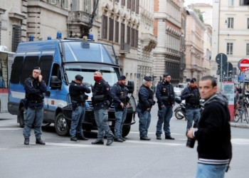 Një person i armatosur vret tri gra në Romë