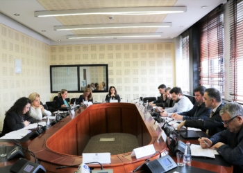 Miratohet në parim Projektligji për zyrtarët publik, kundër PDK e LDK