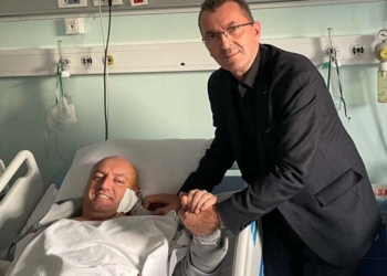 Zeqiri e viziton policin e plagosur në Mitrovicë të Veriut: Sindikata e Policisë e dënon sulmin ndaj tij