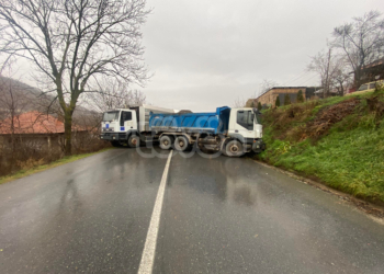 Rrugët mbesin të bllokuara, situatë e brishtë në Mitrovicën e Veriut