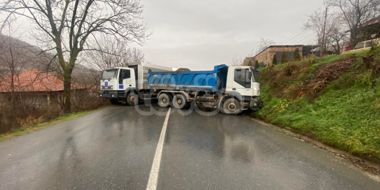 Rrugët mbesin të bllokuara, situatë e brishtë në Mitrovicën e Veriut