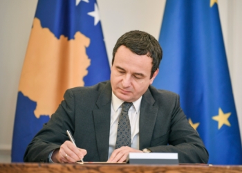 Kurti shkon në Pragë, dorëzon aplikimin e Kosovës për anëtarësim në BE