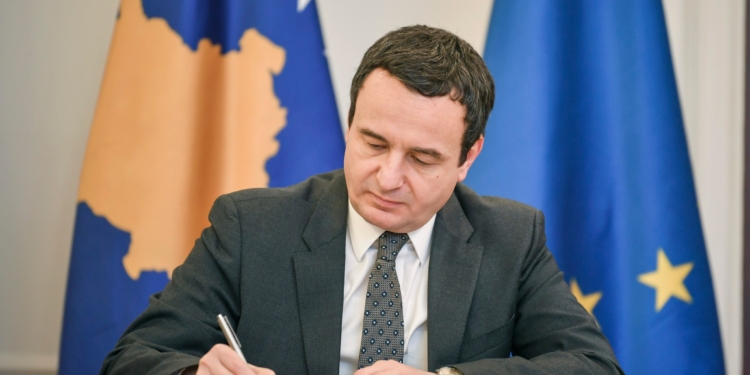 Kurti shkon në Pragë, dorëzon aplikimin e Kosovës për anëtarësim në BE