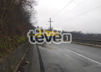 Barrikada në rrugën që dërgon në pikën kufitare në Bërnjak