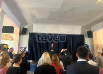 Kurti përshëndet gazetarët që po raportojnë nga veriu, në ndejën e fundvitit