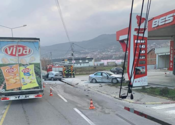 Aksident trafiku në hyrje të Prizrenit, lëndohet një person
