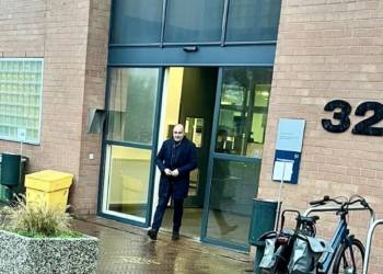 Hoxhaj viziton Thaçin e Veselin në Hagë