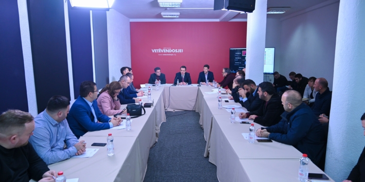 Vetëvendosje kërkon largimin e barrikadave në veri