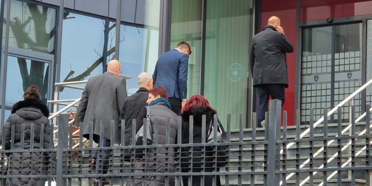 Hovenier shihet duke hyrë në objektin e Qeverisë