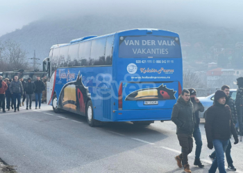 Policia mohon se ka penguar qarkullimin e autobusëve serbë në Shtërpcë