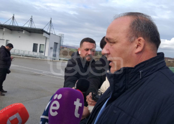 Bulliqi viziton pikën kufitare ne Merdarë