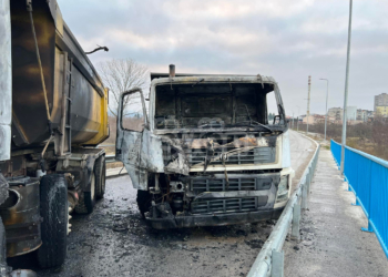 Digjen kamionët e vendosur si barrikadë te “Shkëmbi i Dudës”