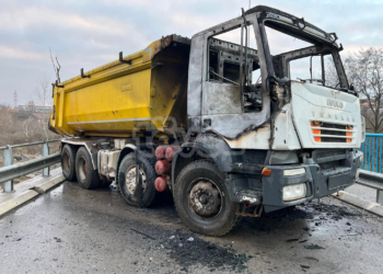 Digjen kamionët e vendosur si barrikadë te “Shkëmbi i Dudës”