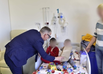 Vitia shpërndanë dhurata në Klinikën e Pediatrisë dhe Kirurgjisë