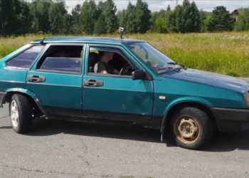 Lada e modifikuar ka katër timonë, nga një për secilën rrotë