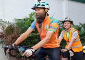 Çifti britanik shëtit globin me një biçikletë të përbashkët në 180 ditë