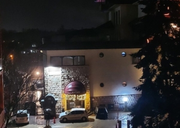 Vërshimet e paralajmëruara, në Pejë vështirësohet lëvizja nëpër rrugë