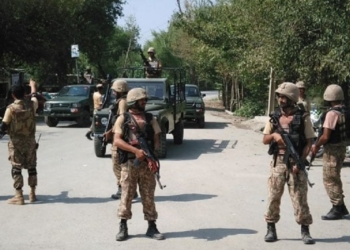 Pakistan: Një civil i vrarë, 14 ushtarë dhe civilë të plagosur në një shpërthim bombë