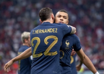 Franca shkon në finale