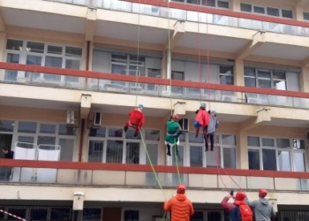 Fëmijët në spitalin pediatrik argëtohen me superheronjtë