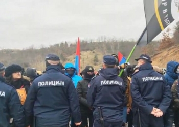 Mblidhen serbët afër kufirit në Jarinjë