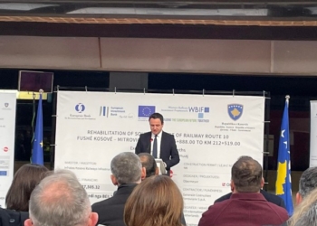 Kurti thotë se rehabilitimi i hekurudhës Fushë-Kosovë – Mitrovicë do të rezultojë në zhvillim ekonomik