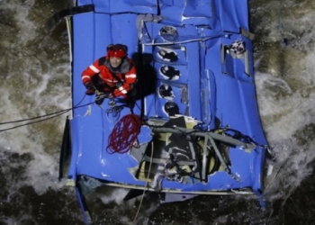 Një autobus bie në lumë në Spanjë, tre persona kanë mbetur të vdekur