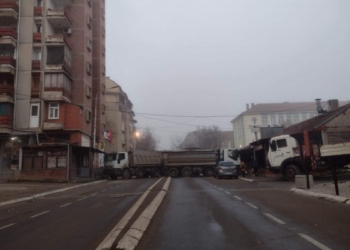 Serbët vendosin barrikadë afër shkollës teknike