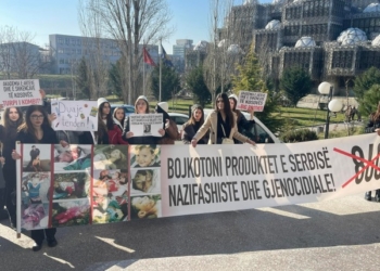 Me plisa në kokë studentët e UP-së protestojnë për bojkotimin e produkteve serbe