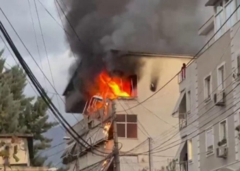 Përfshihet nga zjarri një ndërtesë në Tiranë