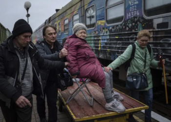 Evakuimi i banorëve nga Kherson pas bombardimeve intensive ruse