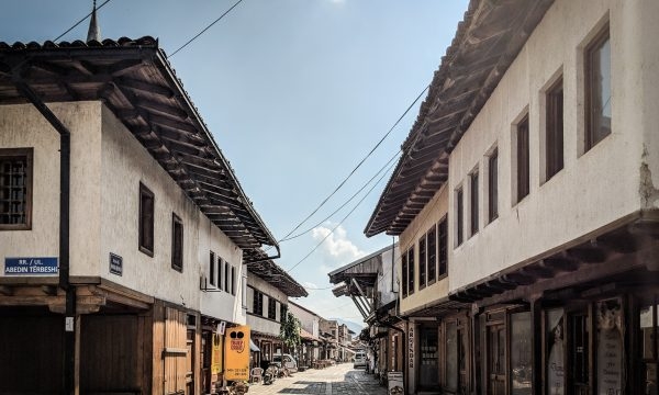 Qeni kafshon një grua në Gjakovë, arrestohet pronari i tij