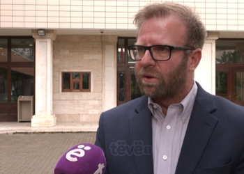 Serbët përdorin kamionët e donacionit nga BE-ja si barrikada në veri