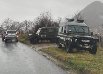 Serbët përdorin kamionët e donacionit nga BE-ja si barrikada në veri