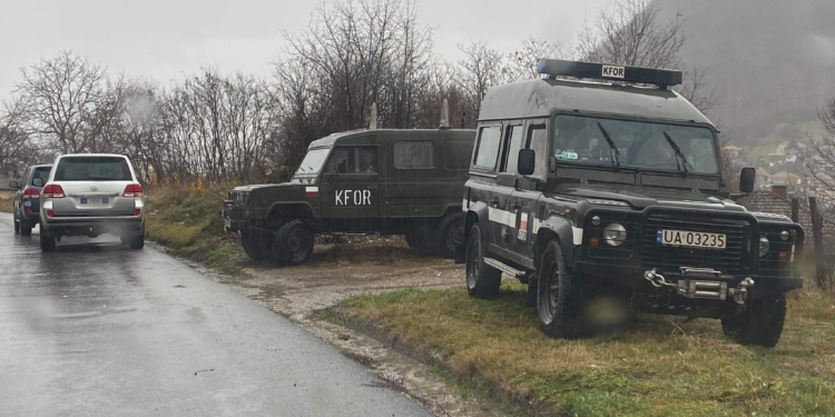 Serbët përdorin kamionët e donacionit nga BE-ja si barrikada në veri