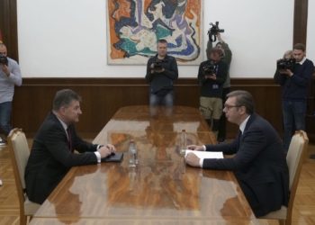 Lajçak thotë se me Vuçiqin kanë biseduar për kthimin e serbëve në institucionet e Kosovës