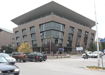 Serbët përdorin kamionët e donacionit nga BE-ja si barrikada në veri