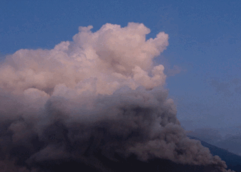Evakuime pas shpërthimit të vullkanit në Indonezi